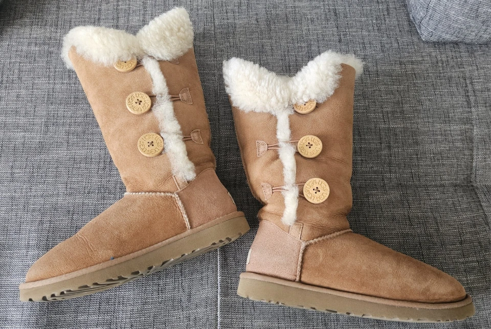 UGG Bailey Button Triplet Stiefel Gr. 38, braun, Wildleder,  Lammfell  - Bild 1 von 4