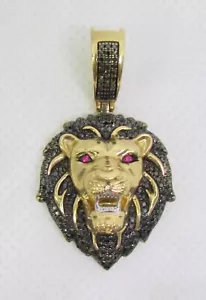 CIONDOLO ORO GIALLO 10 KT 5/8 CTW VERO DIAMANTE NERO E LEONE RUBINO - Foto 1 di 6