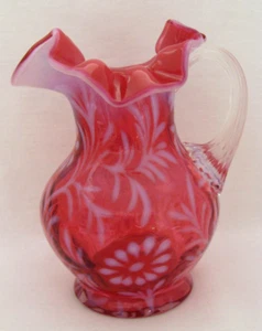 Jarra pequeña Fenton Arándano Opalescente Margarita y Helecho de 5,5" con mango acanalado - Imagen 1 de 7