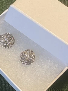 925 Sterling Silver - Delicate Designer Sand Dollar Sea Shell Stud Earrings - Picture 1 of 3