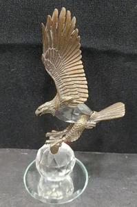 Elegante águila de peltre de pie sobre bola de cristal de Swarovski - Imagen 1 de 7