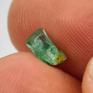 NATURAL EMERALD CRYSTAL GOOD QUALITY FROM MUZO COLOMBIA 0.71 Ct. - Picture 1 of 16
