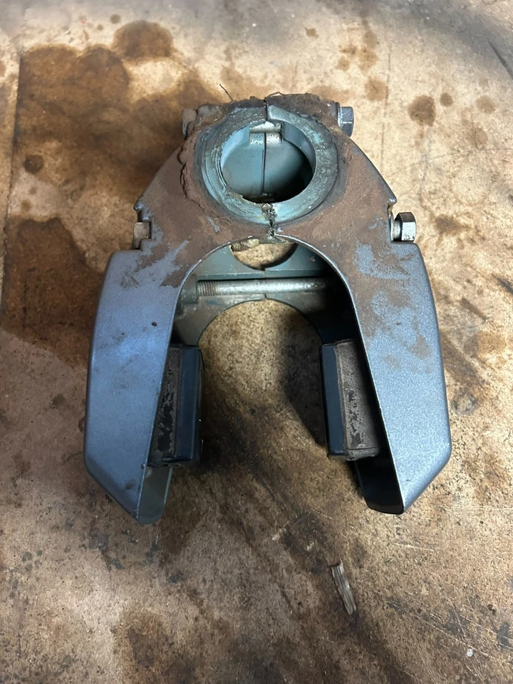 1990 Mariner 30HP ELO 2-Stroke Outboard Lower Mount Housing Set OEM 84842M - Image 1 of 4