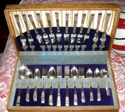 Oneida Community CORONATION Service for 12 Silverware w/Chest 76 pc No Monogram - Image 1 of 3