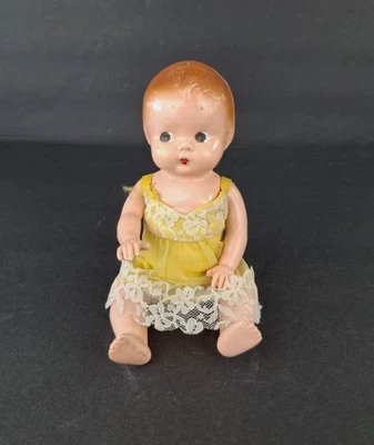 Muñeca niña vintage de plástico duro en vestido de encaje amarillo cabeza roja 6,5" Foto 1 de 4