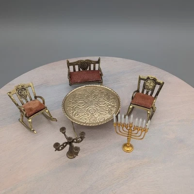 LOTE de mini muebles para casa de muñecas de latón y estaño 2” sillas sofá mesa candelabro de colección Foto 1 de 4