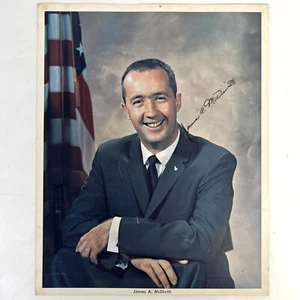 FOTO FIRMADA DEL PERSONAL DE LA NASA JAMES MCDIVITT GEMINI 4 APOLO 9 LITOGRAFÍA 8X10 - Imagen 1 de 6