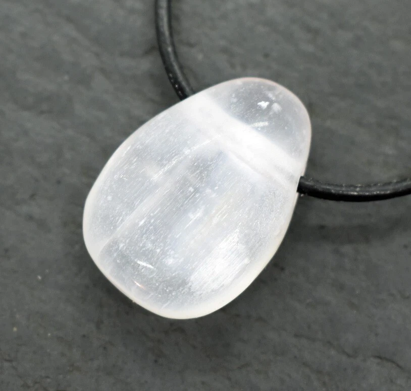 SELENIT "MARIENGLAS" EDELSTEIN-ANHÄNGER TROMMELSTEIN -gebohrt- mit Lederband #2 - Bild 1 von 1