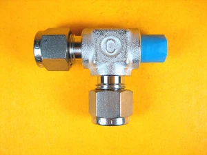 Swagelok -  SS-500-3TMT -  Male Run Tee, 5/16" Tube x 1/8" Male Pipe - Picture 1 of 7