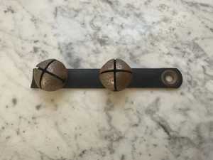 2 campane su cinturino in pelle campane - campane 1 1/2” - cinturino lungo 7” - Foto 1 di 7