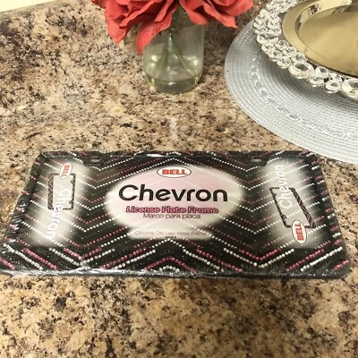 全新 Bell Automotive 通用黑色/粉红色雪佛龙车牌架,46538-8 — 第 1/3 张图片