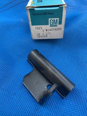 NOS 1982-91 CHEVROLET REAR ALTERNATOR SPACER BRACE GM 14079285 - Image 1 of 4