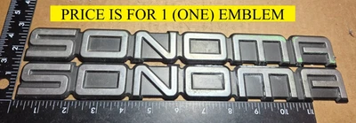 (1) GMC SONOMA CIRCA '00 DOOR EMBLEM 15700059 (785) - Image 1 of 4
