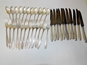 Lot of Vintage Oneida Grosvenor Silverplate Utensils - Picture 1 of 3