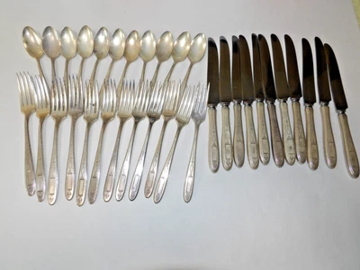 Lot of Vintage Oneida Grosvenor Silverplate Utensils - Image 1 of 3