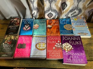 Lot of  11  Joanne Fluke A HANNAH SWENSEN MYSTERY Series Cozy w/Recipes PB Books - Imagen 1 de 2