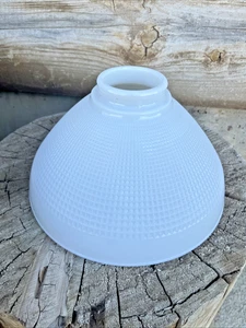 "Pantalla de lámpara de vidrio de leche blanca con patrón de gofres de 10"" vintage marcada Corning No. 824160 - Imagen 1 de 8