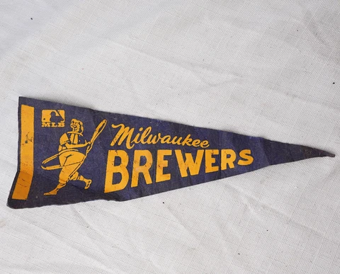 MILWAUKEE BREWERS "BARRELMAN"  Baseball Pennant 1970's Blue FELT ~ RARE Cover