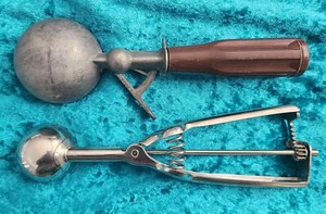 RETRO VINTAGE and MODERN Spring Loaded Icecream Scoops - both in EXCELLENT Cond! - Imagen 1 de 5