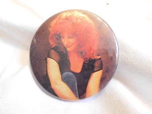 3 inch pin, Reba MacIntyre - Picture 1 of 3