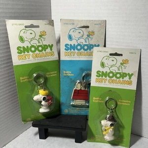 3 Vintage Snoopy Schlüsselanhänger 3,5" 1958 United Feature Syndicate LESEN - Bild 1 von 13