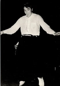 ELVIS PRESLEY Performing on Stage, Dancing on Tiptoes; Repro 4″x6″ Postcard Mint - Bild 1 von 2