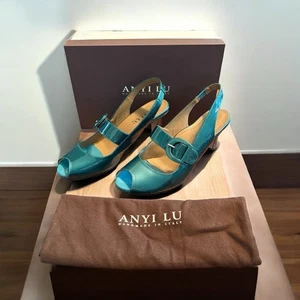 Anyi Lu Tulip Peep Toe Tacones Traseros Charol Azul Pavo Real Talla 40 EE. UU. 9 - Imagen 1 de 8