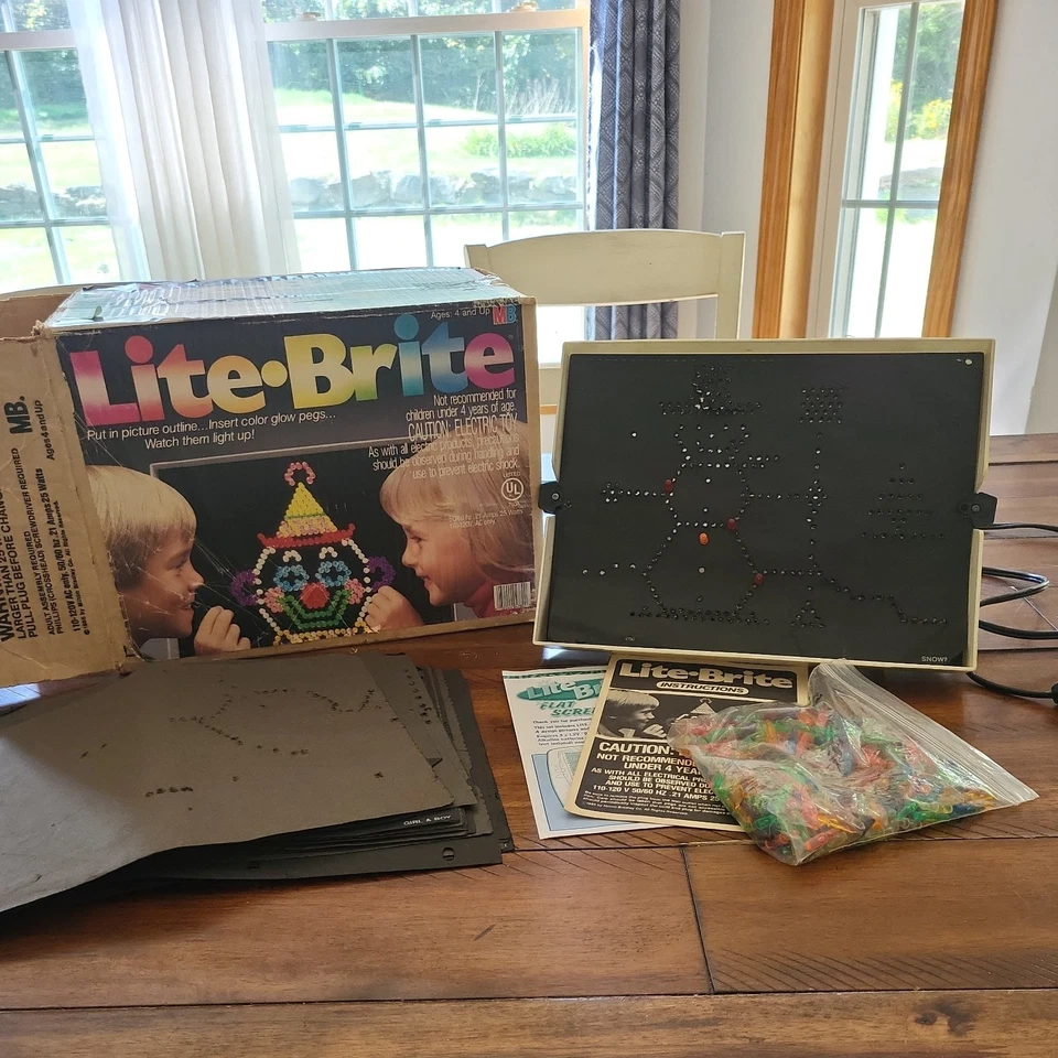 LITE-BRITE Vintage 1986 Hasbro Original LITE BRITE Box Pegs 17Sheets Order Form - Image 1 of 4