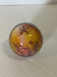 KUNSTGLAS BRIEFBESCHWERER, SÜDWEST TERRAKOTTA MIT PETROGLYPHEN, SELMAN AUKTION - Bild 1 von 6