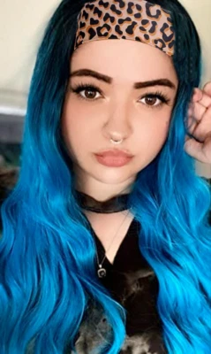 Moda Pelucas Largas Azul Diadema Pelucas con Raíces Negras Pelucas Largas Onduladas Sin Pegamento Foto 1 de 4