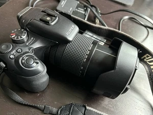 Fuji Fujifilm FinePix S100FS 11.1 MP Digital SLR Camera 24-400mm w/ 2 Batteries - Picture 1 of 9
