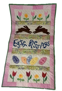 Edredón hecho a mano colgante de pared bendiciones de Pascua conejitos floral 24”x43” aplique - Imagen 1 de 5