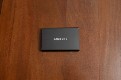 Unidad de estado sólido portátil Samsung T7 2 TB USB 3.2 - gris titanio Foto 1 de 4