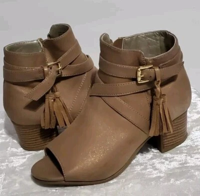 Botines Reaction By Kenneth Cole Taupe Brillante Peep Hole Niñas Talla 4 Foto 1 de 4