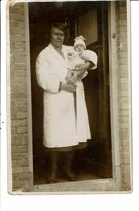 CPA-carte postale -Pays Bas- Photographie d'une infirmière portant un bébé VM - Picture 1 of 2