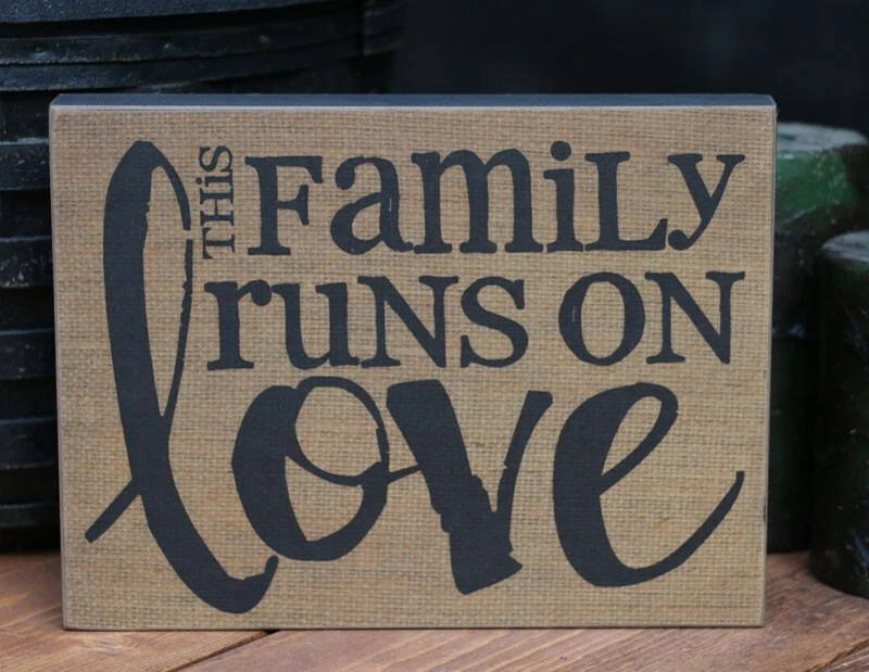 Letrero de madera decoración primitiva esta familia funciona en estante de amor cuidador 8 x 6 x 1 Foto 1 de 1