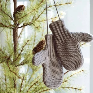 Par de guantes colgantes adorno de árbol de vacaciones o decoración de Navidad, 7 x 4,5 pulgadas, gris - Imagen 1 de 3