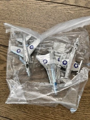 Aviones de plástico vintage Jet Plane adornos para pasteles de cumpleaños 3 aviones plateados  Foto 1 de 4