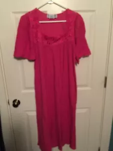 De Colección Vandemere, Talla Única, Hermoso Vestido Rosa, Cambio Bordado, Manga de Mariposa - Imagen 1 de 6