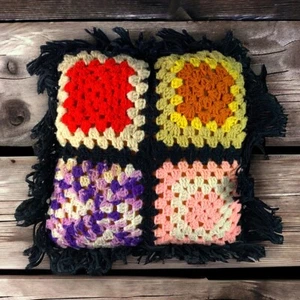 "Almohada colorida vintage hecha a mano de abuela cuadrada negra de ganchillo con flecos 13x13"" pulgadas" - Imagen 1 de 5