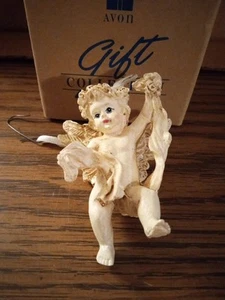 Adorno de ángel querubín Avon vintage querubín con cinta 1996 vacaciones de Navidad - Imagen 1 de 6