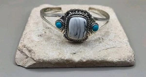 Bracciale Firmato Stauer Due Leggende Bufalo Bianco Kingman Turchese Argento - Foto 1 di 13
