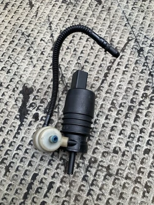 Bomba lavadora Volkswagen Golf 4 pantallas VDO doble salida Foto 1 de 4