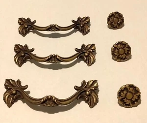 3 antike französische Schubladenzüge aus Messing & 3 Rosettenknöpfe 5"" Mitte 6,25"" L - Bild 1 von 12