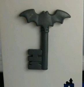2009 Disneyland Resort Haunted Mansion O'Pin House Pewter BAT Key HM Disney Pin - Picture 1 of 3