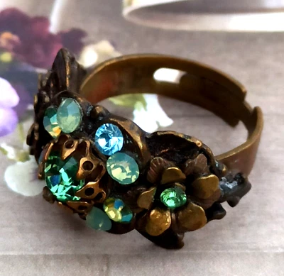 Anel Michal Negrin coroa floral com faixa de cristais azul aqua Swarovski romântico - Imagem 1 de 4