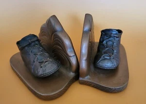 Buchstützen mit altmodischen Babyschuhen, Basis ist 6" lang & 4,125" bis zur Oberseite des Rückens - Bild 1 von 2