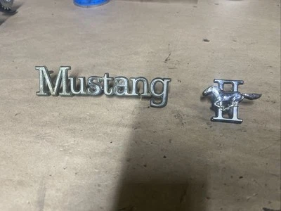 Mustang 1978 insignia de guardabarros Foto 1 de 3