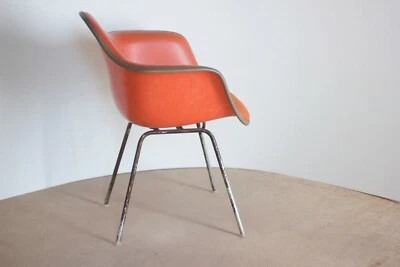 Оранжевое бронзовое кресло MCM Eames Herman Miller Naugahyde Shell 1960-е - Изображение 1 из 4