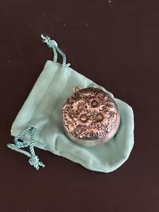 Antico argento sterling ~ fiori Tiffany & Co. Repousse ~ portapillole - Foto 1 di 8